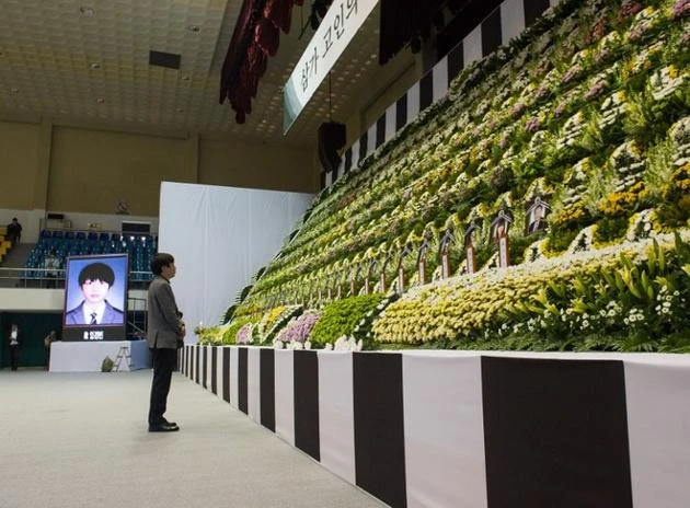 Đau xót viếng bàn thờ chung của hàng trăm học sinh chìm phà ảnh 7 Đau xót viếng bàn thờ chung của hàng trăm học sinh chìm phà ảnh 7