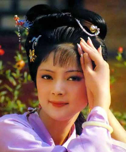 Thời đóng Hồng lâu mộng, Trương Lợi mới là cô gái độ mười tám đôi mươi, trẻ trung, rực rỡ. Cô thể hiện nhân vật Bảo Thoa tài sắc vẹn toàn lại cư xử thấu tình đạt lý, được ca ngợi là viên minh châu của nhà họ Tiết. Thời đóng Hồng lâu mộng, Trương Lợi mới là cô gái độ mười tán đôi mươi, trẻ trung