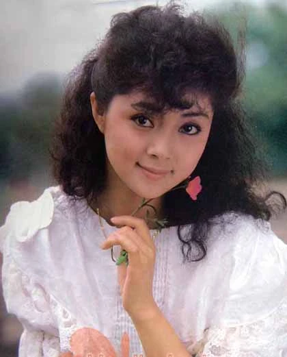 Cô thường khẽ mỉm cười khi chụp chân dung, các kiểu tóc xoăn giúp người đẹp thêm lộng lẫy. Trương Lợi thường khẽ mỉm cười khi chụp chân dung