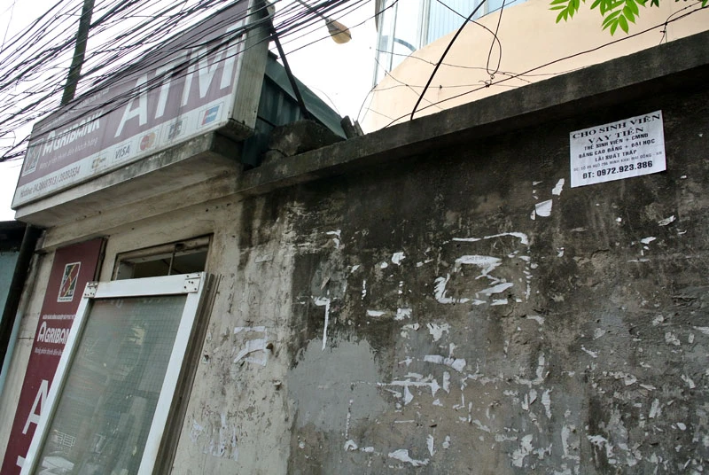 Cây rút tiền tự động trong con ngõ trên đường vào khu giảng đường ĐH KTKTCN.