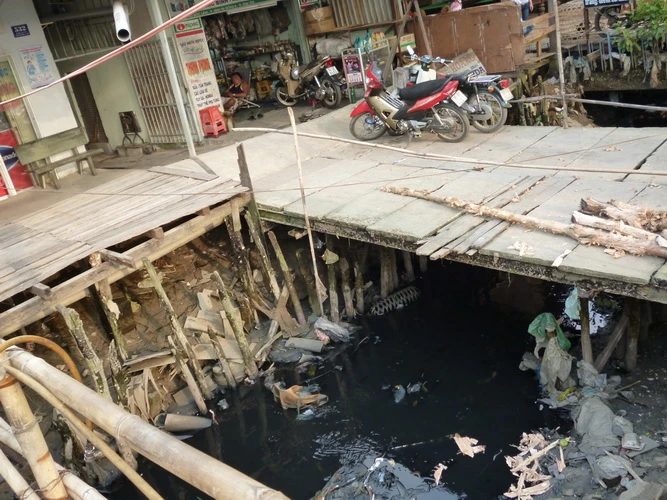 Những dòng kênh đen trong lòng thành phố ảnh 4