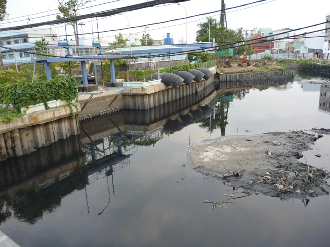 Những dòng kênh đen trong lòng thành phố ảnh 5