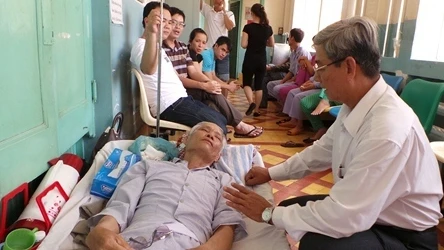 Sau hơn 1 tháng điều trị, 4 thầy cô bị đồng nghiệp tạt axid vào người đã xuất viện và sức khoẻ bình phục tốt Sau hơn 1 tháng điều trị, 4 thầy cô bị đồng nghiệp tạt axid vào người đã xuất viện và sức khoẻ bình phục tốt