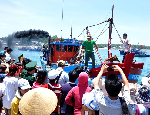 Trưa nay, cơ quan chức năng Quảng Ngãi cùng hàng trăm người dân ở các làng chài Bình Châu, huyện Bình Sơn và Tịnh Kỳ, huyện Sơn Tịnh đã chờ đón chuyến tàu QNg90205-TS chở hai ngư dân bị lực lượng kiểm ngư Trung Quốc bất ngờ tấn công, đánh trọng thương ở gần đảo Phú Lâm thuộc vùng biển Hoàng Sa. 18-5-Anh-1-Ngu-dan-gap-nan-3614-14003979