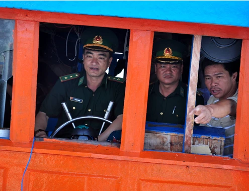 Ngư dân Phạm Tấn Sơn báo cáo bộ đội biên phòngvề vụ việc tàu cá bị bất ngờ tấn công trong đêm, sau đó đập phá nát cabin, đánh đập thuyền trưởng Nguyễn Tấn Hải và thuyền viên Lê Anh trọng thương vào đêm 16/5. 18-5-Anh-2-Ngu-dan-gap-nan-3724-14003979