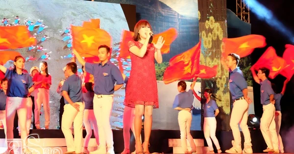 Mỹ Tâm, Văn Mai Hương ra tận đảo hát cổ vũ các chiến sĩ Hải quân ảnh 2