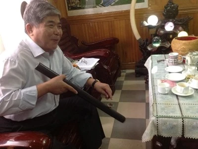 Với phong cách ăn mặc và làm việc giản dị, ông chủ công ty Xây dựng Tư nhân số 1 Lai Châu Lê Thanh Thản nổi tiếng với thói quen hút thuốc lào dù ngồi trong xe Rolls-Royce. Chính thói quen này đã khiến doanh nhân sở hữu hàng loạt dự án bất động sản đình đám trên cả nước có biệt danh "Đại gia điếu cày". Với phong cách ăn mặc và làm việc giản dị, ông chủ Công ty Xây dựng Tư nhân số 1 Lai Châu Lê Thanh Thản nổi tiếng với thói quen hút thuốc lào dù ngồi trong xe Rolls-Royce. Chính thói quen này đã khiến doanh nhân sở hữu tới 21 khách sạn Mường Thanh trên cả nước có biệt danh