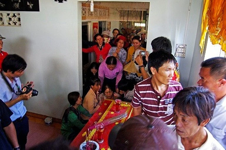 Xót xa đón thi thể ngư dân bị tàu lạ đâm chìm về quê nhà ảnh 11 Xót xa đón thi thể ngư dân bị tàu lạ đâm chìm về quê nhà ảnh 11