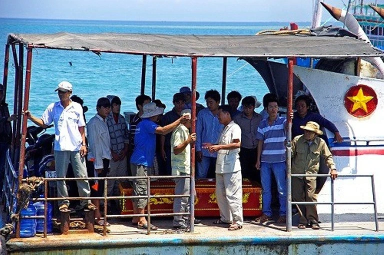 Xót xa đón thi thể ngư dân bị tàu lạ đâm chìm về quê nhà ảnh 2 Xót xa đón thi thể ngư dân bị tàu lạ đâm chìm về quê nhà ảnh 2