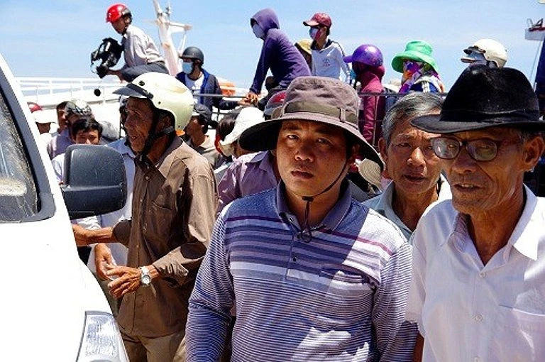 Xót xa đón thi thể ngư dân bị tàu lạ đâm chìm về quê nhà ảnh 6 Xót xa đón thi thể ngư dân bị tàu lạ đâm chìm về quê nhà ảnh 6