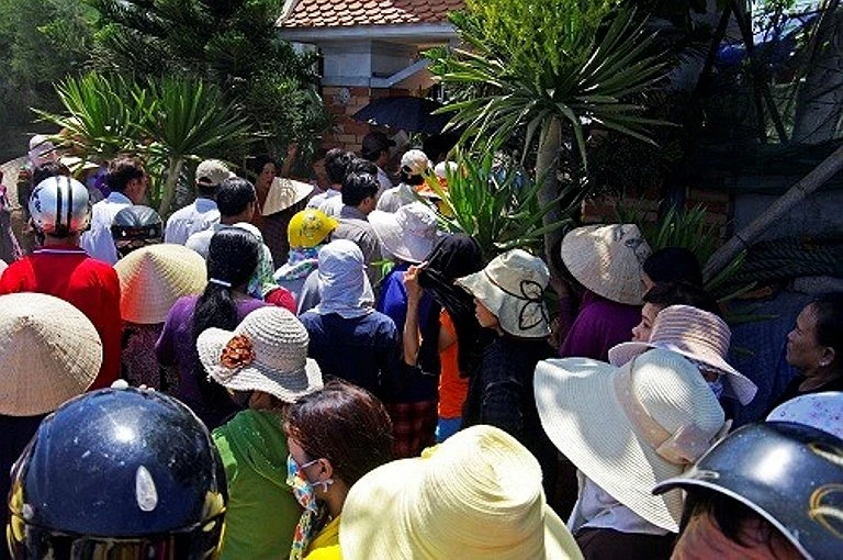 Xót xa đón thi thể ngư dân bị tàu lạ đâm chìm về quê nhà ảnh 9 Xót xa đón thi thể ngư dân bị tàu lạ đâm chìm về quê nhà ảnh 9