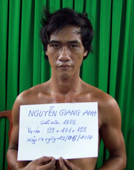 Kẻ đồi bại Nguyễn Giang Anh, cướp, giết, hiếp cụ bà Lê Thị Ba 75 tuổi. Kẻ đồi bại Nguyễn Giang Anh, cướp, giết, hiếp cụ bà Lê Thị Ba 75 tuổi.