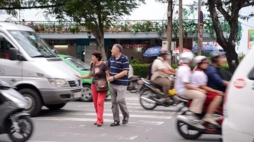 ô-tô, lái-xe, người-Việt, bất-lịch-sự, bấm-còi, đèn-pha, nhường-đường, người-đi-bộ ô-tô, lái-xe, người-Việt, bất-lịch-sự, bấm-còi, đèn-pha, nhường-đường, người-đi-bộ