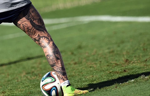 "Dị nhân" Raul Meireles xăm kín chân phải hình cực độc ảnh 2