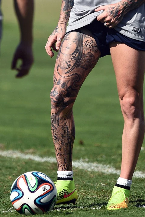 "Dị nhân" Raul Meireles xăm kín chân phải hình cực độc ảnh 3