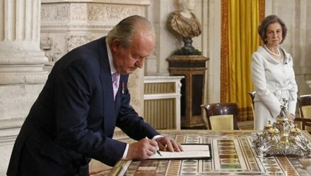Vua <a href='https://plo.vn/tu-khoa.html?q=Juan Carlos' title='Juan Carlos'>Juan Carlos</a> kí vào văn bản thoái vị, nhường ngôi cho thái tử Felipe