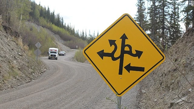 Những biển báo có một không hai trên cung đường Alaska ảnh 2