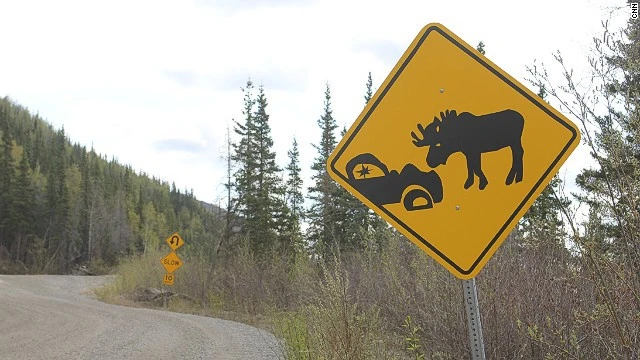 Những biển báo có một không hai trên cung đường Alaska ảnh 4