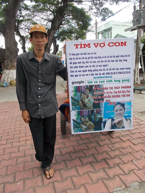 Chuyện tình chàng trai lang thang trương bảng 'tìm vợ con' ảnh 1 Chuyện tình chàng trai lang thang trương bảng 'tìm vợ con' ảnh 1