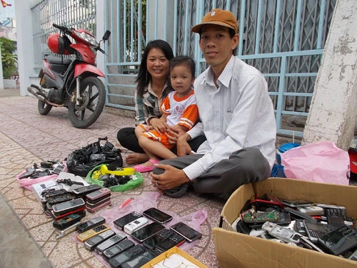 Chuyện tình chàng trai lang thang trương bảng 'tìm vợ con' ảnh 4 Chuyện tình chàng trai lang thang trương bảng 'tìm vợ con' ảnh 4