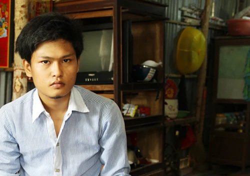 Cha mất, mẹ về Đầm Dơi bán chuối chiên. Trọng ở một mình trong căn nhà lá vách tôn ẩm thấp ở xã Tân Thành, TP Cà Mau và chiếc tivi là tài sản có giá trị nhất. Ảnh: Ái Nam Trong-2.jpg
