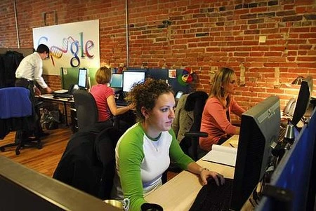 Nhân viên làm việc trong một văn phòng của Google.