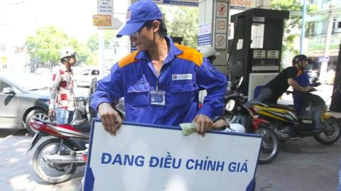 Xăng VN đắt hơn Mỹ: Vì phải cõng 8.244 đồng thuế phí/lít?