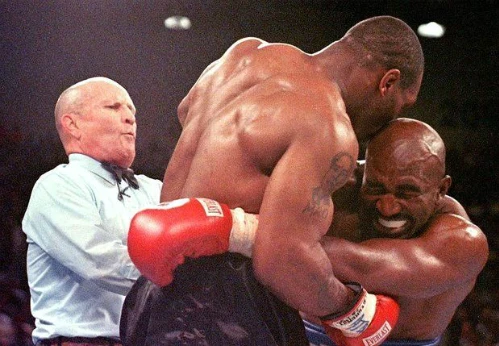 Mike Tyson từng cắn sứttai Holyfield trong trận đấu tranh đai vô địch. Ảnh: AFP. 433755-heroa-6139-1405077063.jpg