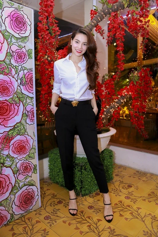 Sau album vol 7 - Mối tình xưa, Hồ Ngọc Hà cho ra mắt liên tiếp những sản phẩm âm nhạc chất lượng để đánh dấu kỷ niệm cho chặng đường 10 năm, gần đây nhất là MV Em không cần anh. Vừa phát hành hơn 1 tuần, MV này đã nhận được nhiều sự quan tâm và thích thú của khán giả với lượt xem rất lớn. d