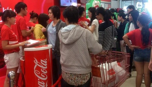 Khắc tên trên lon Coca Cola: Người tiêu dùng Việt là bầy cừu ngoan? ảnh 1 Khắc tên trên lon Coca Cola: Người tiêu dùng Việt là bầy cừu ngoan? ảnh 1
