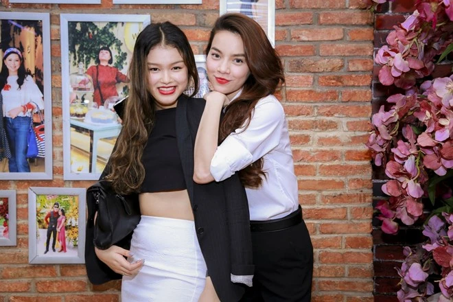 Cảnh đấu tay đôi với đối thủ do diễn viên Jewaria đảm nhận làmột trong những cảnh quay được kì công thực hiệnđược khán giả yêu thích nhất ở sự công phu và kịch tính.Chính sự thành công của MV Em không cần anh, Hồ Ngọc Hà còn liên tục nhận được nhiều lời mời đóng phim từ các đạo diễn tên tuổi. d