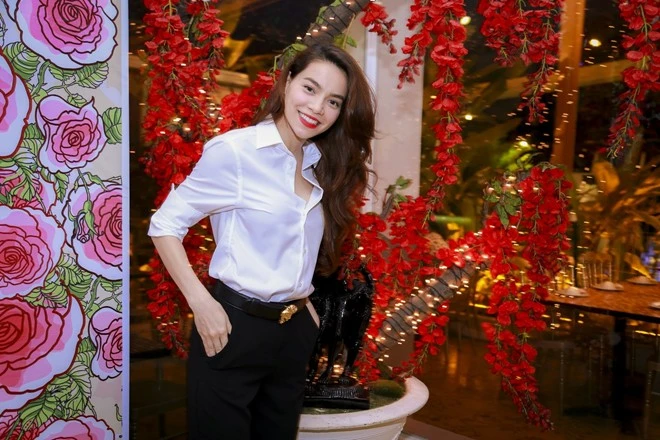 Góp mặt trong buổi tiệc cám ơn, nhân vật chính Hồ Ngọc chọn phong cách giản dị nhưng cực kì cá tính với quần tây, áo sơ mi trắng. Trông bà mẹ một con rất rạng rỡ và vui vẻ, mặc cho bão dư luận về việc đã chia tay với Cường đô la "nổi sóng" trong suốt thời gian qua. d