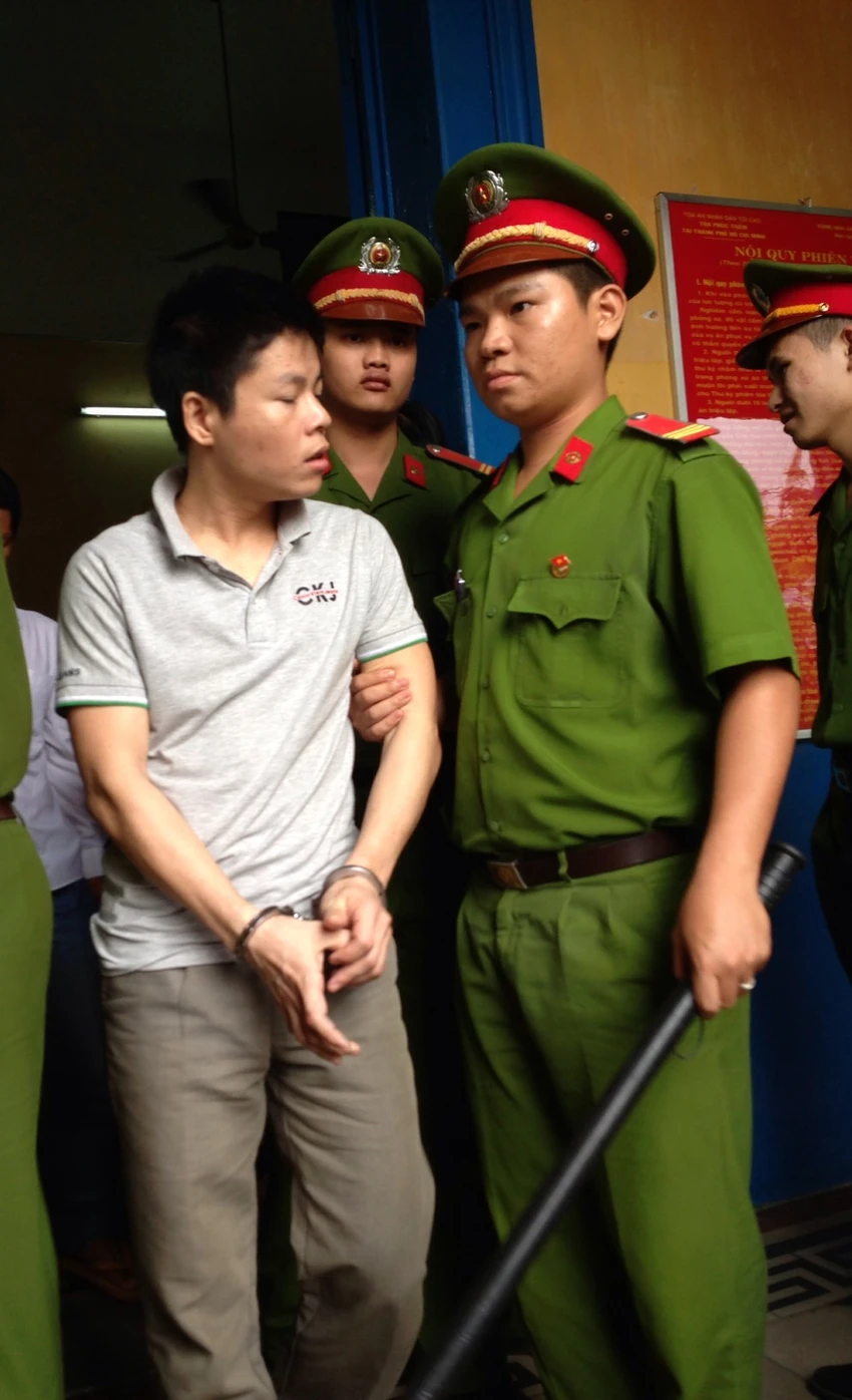 Cướp, giết hàng loạt, cuồng sát người tình và cha dượng ảnh 1