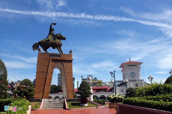 Bao năm qua, tượng đài danh tướng Trần Nguyên Hãn đã gắn liền với chợ Bến Thành, tạo thành một địa danh nổi tiếng giữa trung tâm Sài Gòn. Người Sài Gòn tranh thủ chụp lại tượng đài trước giờ di dời