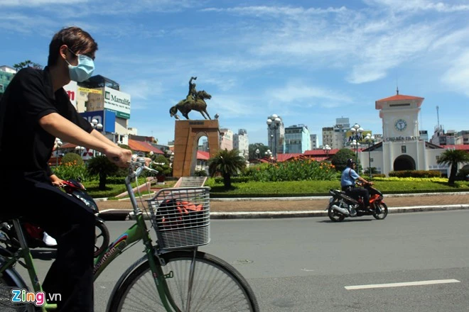 Tượng được đánh giá là một tượng đài đẹp nhất ở Sài Gòn vànằm giữa vòng xoay của nút giao thông quan trọng - Công trường Quách Thị Trang giữa trung tâm thành phố. Người Sài Gòn tranh thủ chụp lại tượng đài trước giờ di dời