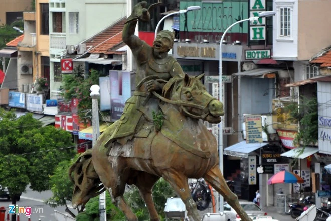 Trần Nguyên Hãn là võ tướng trong khởi nghĩa Lam Sơn, có nhiều đóng góp trong sự nghiệp đánh thắng quân Minh xâm lược và lập nhà Hậu Lê. Người Sài Gòn tranh thủ chụp lại tượng đài trước giờ di dời