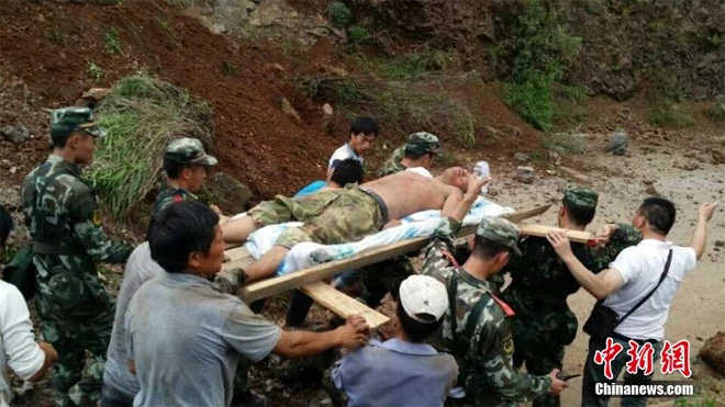 Cứu hộ Trung Quốc chạy đua với thời gian sau động đất ảnh 8 Cứu hộ Trung Quốc chạy đua với thời gian sau động đất ảnh 8