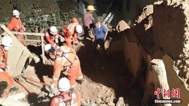 Cứu hộ Trung Quốc chạy đua với thời gian sau động đất ảnh 6 Cứu hộ Trung Quốc chạy đua với thời gian sau động đất ảnh 6