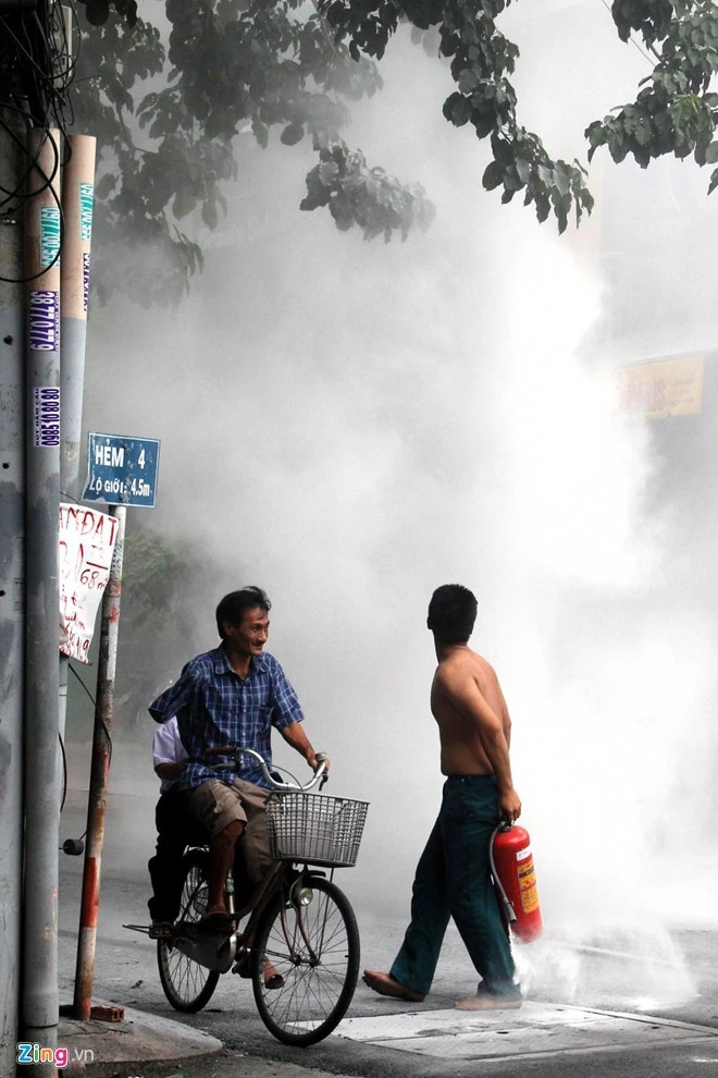 Vụ nổ làm cháy hệ thống điện nhà thuốc bên cạnh, lan lên tầng trên của ngôi nhà, rất ngay dân quân địa phương dập tắt kịp thời, tiệm hớt tóc liền kề đó cũng bị ảnh hưởng cháy hệ thống điện.