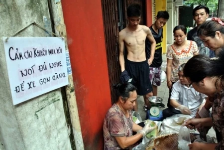 Nhiều người mua lượng xôi lớn tính bằng kg cho cả nhà nhưng với giá chỉ vài ba chục ngàn đồng.