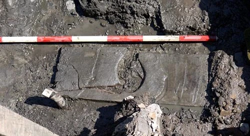 Chiếc ghế toilet làm bằng gỗ được phát hiện bên dưới một rãnh bùn. Ảnh: Vindolanda Trust. 1409149366352-wps-6-Dated-27-0-6075-8910