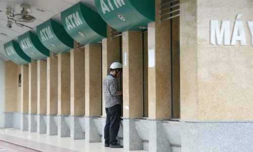 Điểm rút tiền ATM nằm trong khu Chế xuất Tân Thuận lúc 12h trưa này khá vắng khách. Ảnh: MD ATM1-4806-1409388595.jpg