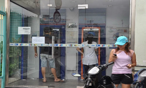 Điểm rút tiền ATM tại Bà Hom, gần Khu công nghiệp Tân Tạo, Bình Tân lúc 12h trưa 30/8 không diễn ra cảnh xếp hàng, chờ đợi. Ảnh: Lệ Chi donga-5576-1409388595.jpg