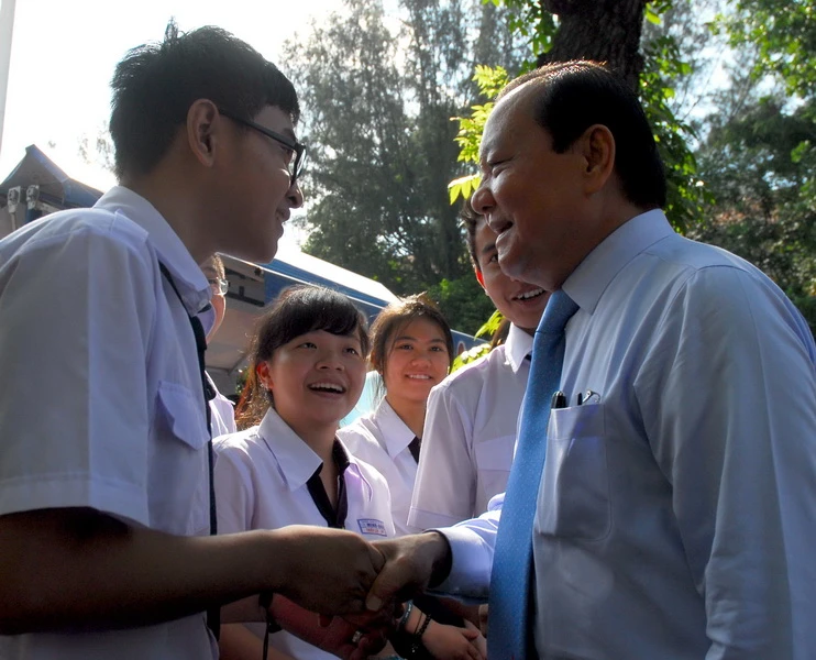 TP.HCM hân hoan khai giảng năm học mới ảnh 7 TP.HCM hân hoan khai giảng năm học mới ảnh 7