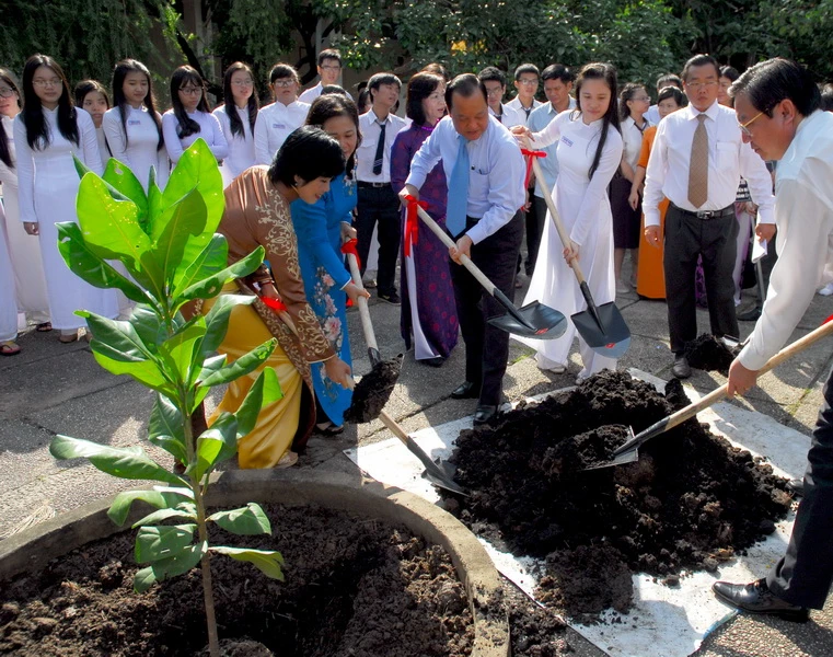 TP.HCM hân hoan khai giảng năm học mới ảnh 6 TP.HCM hân hoan khai giảng năm học mới ảnh 6