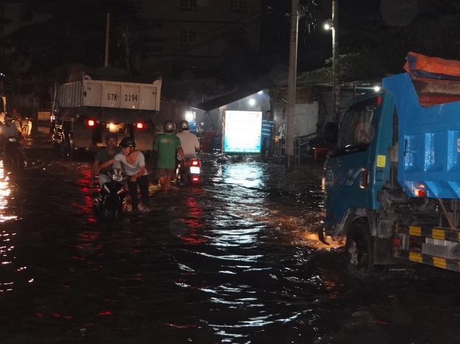 Chùm ảnh: Dân Sài Gòn bì bõm trong nước ngập ảnh 18