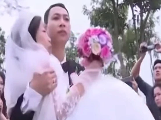 Lễ cưới xúc động của chị Loan và anh Vượng. Ảnh: Cắt từ clip VTV Lễ cưới xúc động của chị Loan và anh Phượng. Ảnh: Cắt từ clip VTV