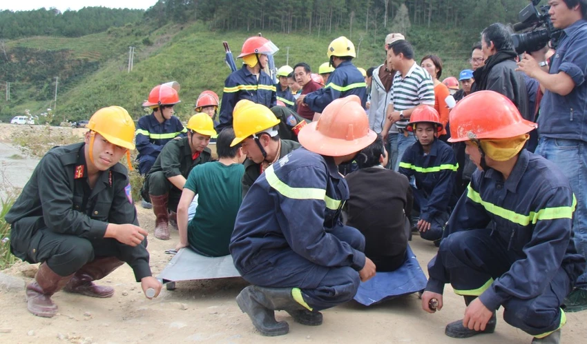 Chùm ảnh diễn tập cấp cứu nạn nhân vụ sập hầm Đạ Dâng ảnh 12 Chùm ảnh diễn tập cấp cứu nạn nhân vụ sập hầm Đạ Dâng ảnh 12