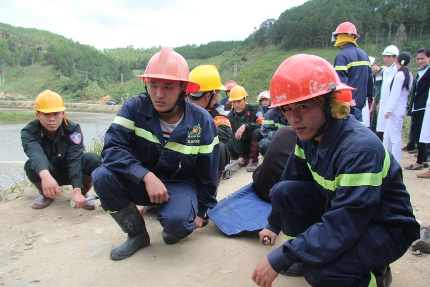 Chùm ảnh diễn tập cấp cứu nạn nhân vụ sập hầm Đạ Dâng ảnh 15 Chùm ảnh diễn tập cấp cứu nạn nhân vụ sập hầm Đạ Dâng ảnh 15