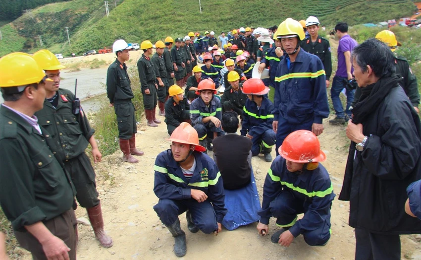 Chùm ảnh diễn tập cấp cứu nạn nhân vụ sập hầm Đạ Dâng ảnh 16 Chùm ảnh diễn tập cấp cứu nạn nhân vụ sập hầm Đạ Dâng ảnh 16